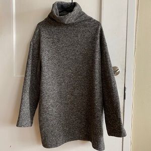 uniqlo Heathered gray turtleneck sweater.